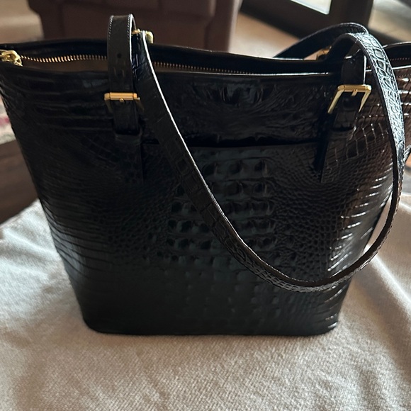 Elegant Black Crocodile-Embossed Tote Bag - Picture 2 of 3